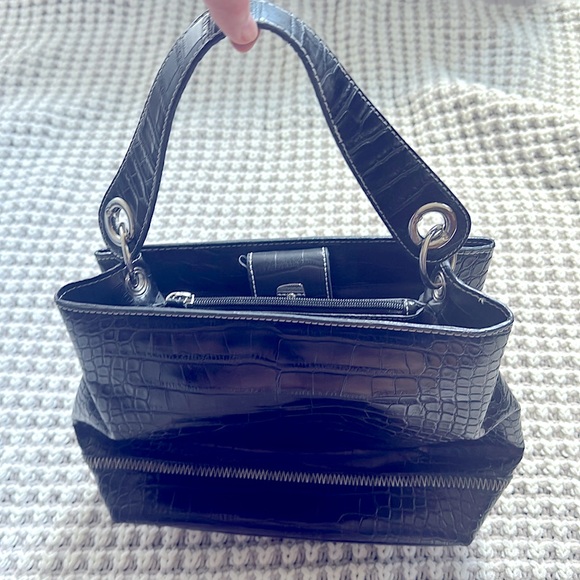 Vintage Tommy Hilfiger Black Leather
Crocodile Texture Embossed Satchel Purse - Picture 3 of 5